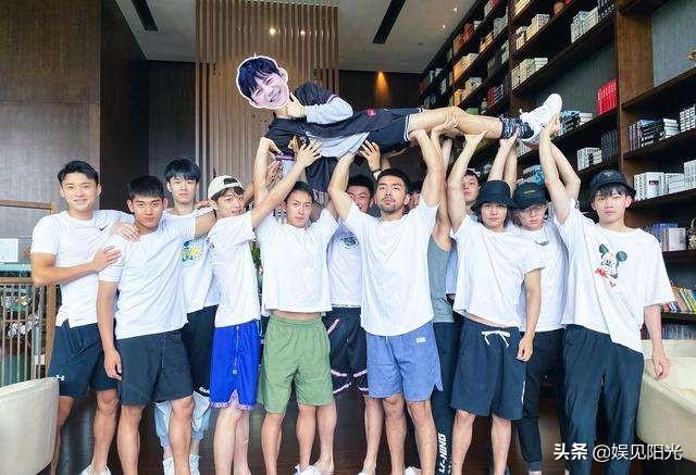 贝克汉姆和孩子们合照，贝克汉姆夸何炅年轻状态好