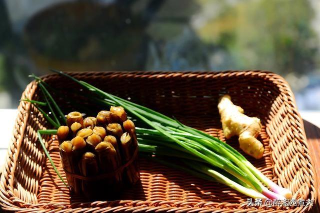 蛏子怎么做才能做出街边小吃的味，肥美的蛏子只需与姜葱简单爆炒