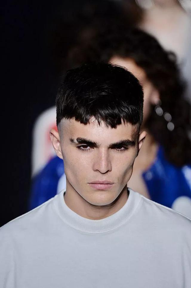 最近流行的断眉，差一口气就火的断眉