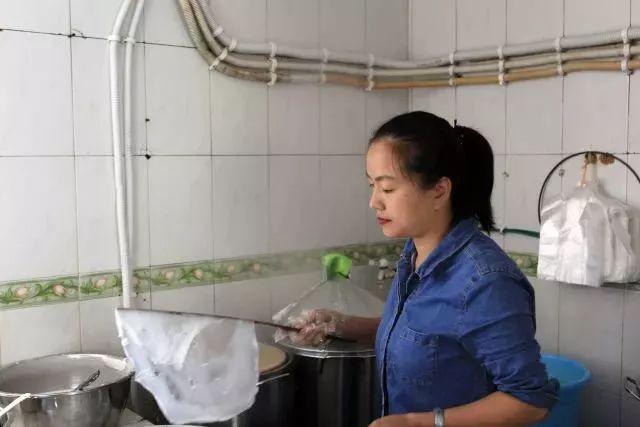 越南小卷粉做法教学，广西北海美食“越南卷粉”制作简单