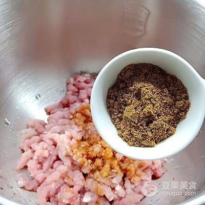 自制烤肠的做法，烤肠的配料（整个操作流程全展示）