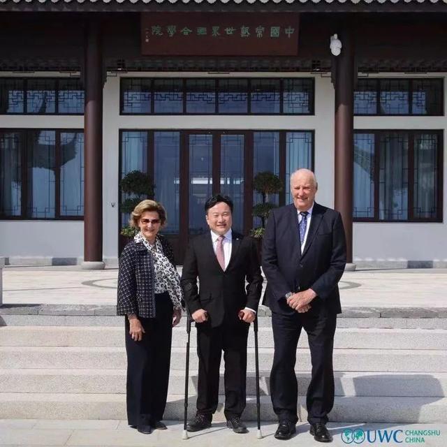 外国校长拯救病症孩子，与挪威王后结缘20年