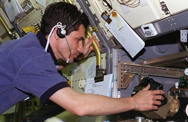 尼康d2xs，尼康竟然生产天文望远镜