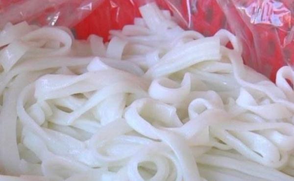 最近河粉中毒事件，老板竟在生产河粉时掺入这种东西