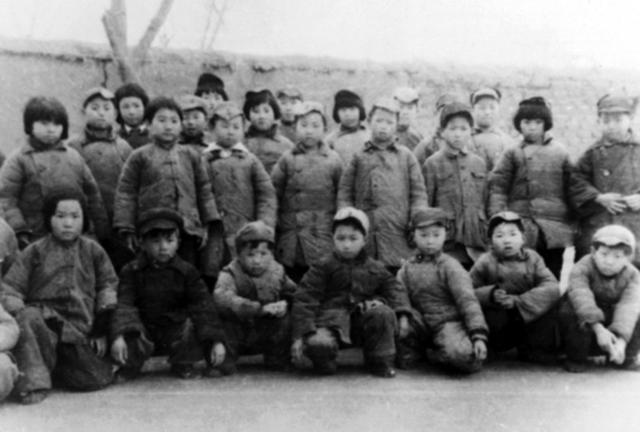 年轻的沂蒙红嫂张淑珍，王换于和她的儿女们