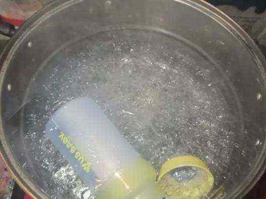 每次洗奶瓶是否都要用奶瓶清洁剂，竟不知道这个法子才是最好的