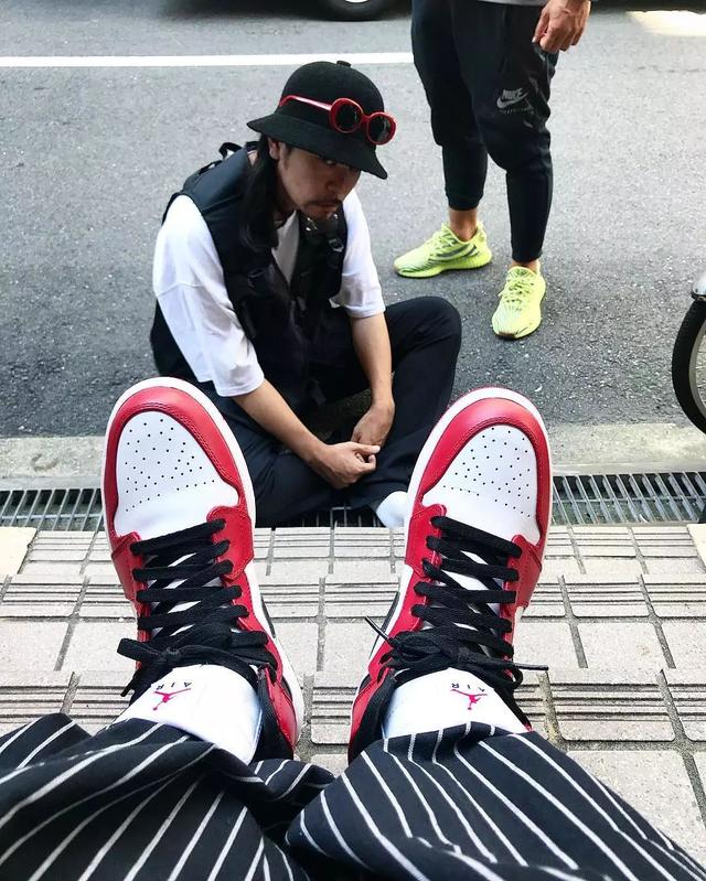 这位老哥告诉你，现在潮鞋男