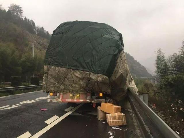 浙江高速交通事故死亡，沈海高速浙江乐清段两车追尾致一死
