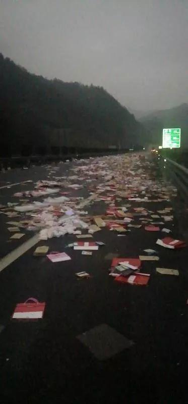 浙江高速交通事故死亡，沈海高速浙江乐清段两车追尾致一死