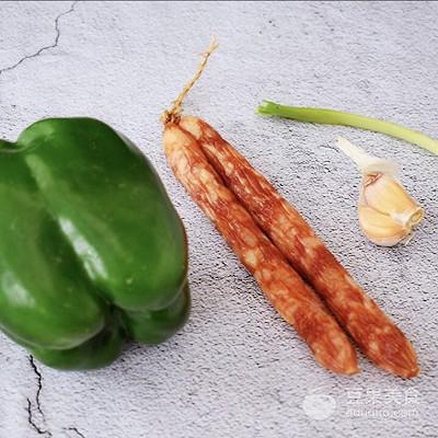 青椒腊肠炒包菜，腊肠炒青椒的做法