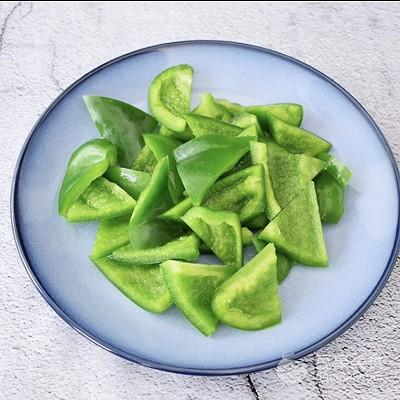 青椒腊肠炒包菜，腊肠炒青椒的做法