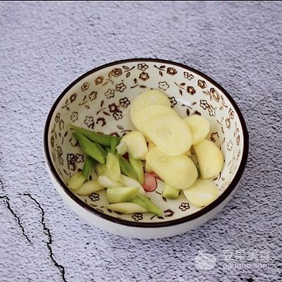 青椒腊肠炒包菜，腊肠炒青椒的做法