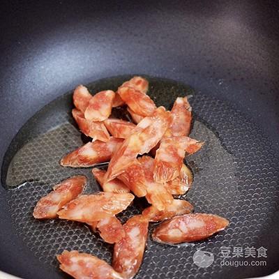 青椒腊肠炒包菜，腊肠炒青椒的做法