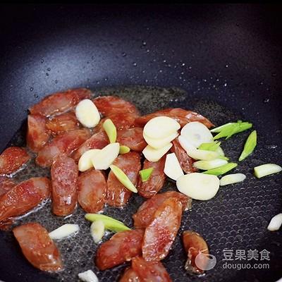 青椒腊肠炒包菜，腊肠炒青椒的做法