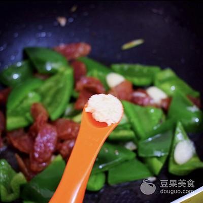 青椒腊肠炒包菜，腊肠炒青椒的做法