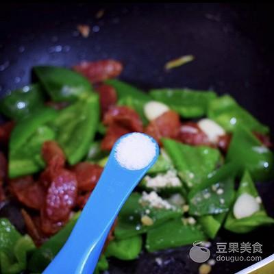 青椒腊肠炒包菜，腊肠炒青椒的做法