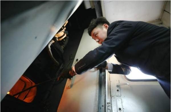 观光特色火车，汉阴县双乳镇千亩荷塘中的网红观光小火车