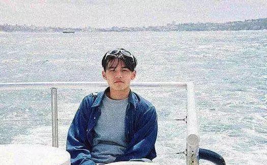 雷佳音居然比一米八的沈腾还要高，多少人被雷佳音六年前的帅照惊艳