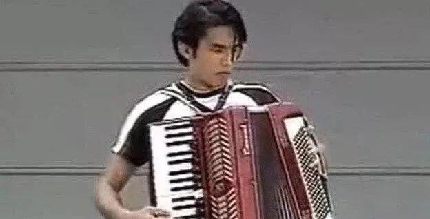 雷佳音居然比一米八的沈腾还要高，多少人被雷佳音六年前的帅照惊艳