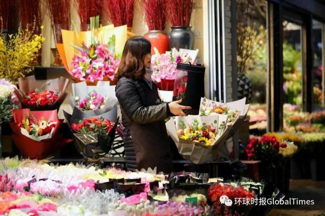 情人节要送什么礼物明天情人节怕啥？单身汪们，咱戳进来“云收花”！
