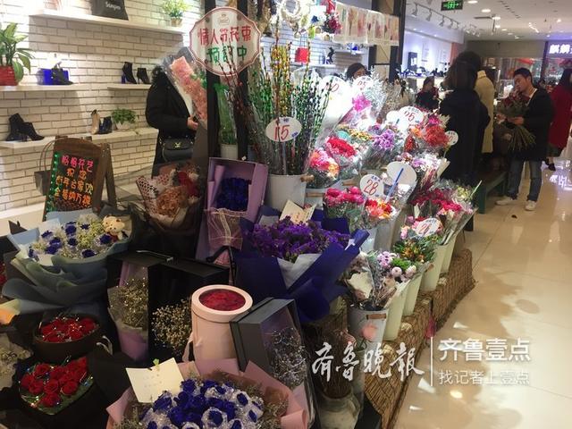 情人节送什么好情人节买束玫瑰送爱人，花店路边随便挑