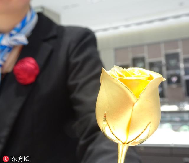 七夕节送什么礼物情人节金玫瑰吸睛，2.5万一朵，一天卖出10朵