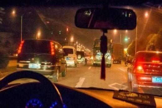 开夜车是什么意思，开夜车注意哪些（见黑停下来”什么意思）
