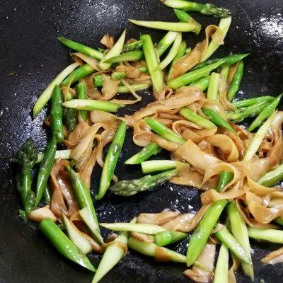 鸡腿菇炒肉的做法，鸡腿菇炒肉片最正宗做法（鸡腿菇怎么做好吃：鸡腿菇炒肉）