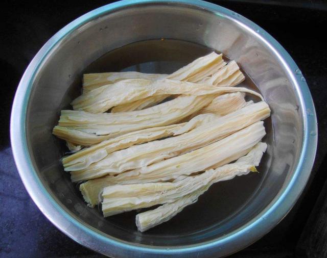 腐竹和什么炒好吃，腐竹跟什么炒比较好吃