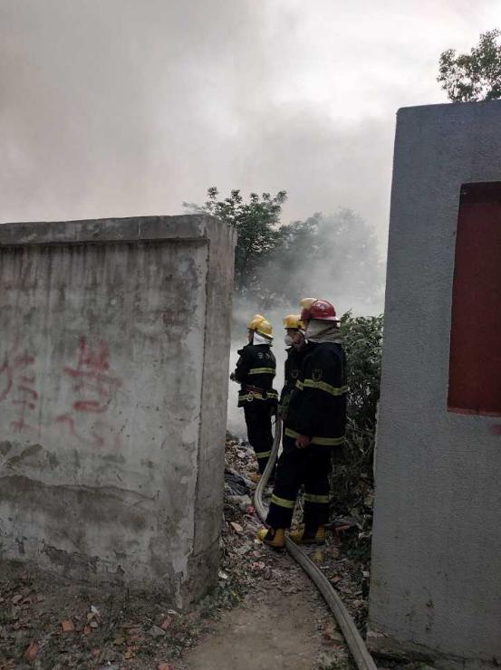 合肥一小区凌晨起火事件，合肥一小区高层住宅楼突发火灾