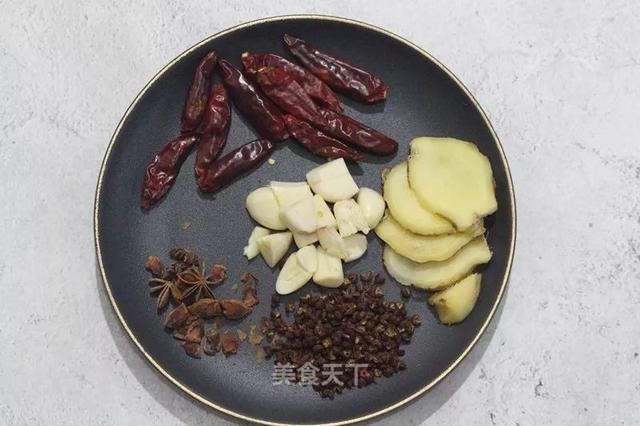 小龙虾怎么做好吃又简单，又简单又好吃的小龙虾做法（虾肉嫩滑麻辣入味）