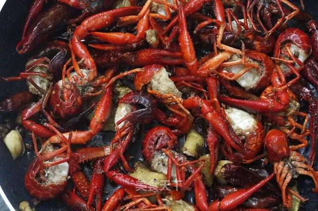 小龙虾怎么做好吃又简单，又简单又好吃的小龙虾做法（虾肉嫩滑麻辣入味）