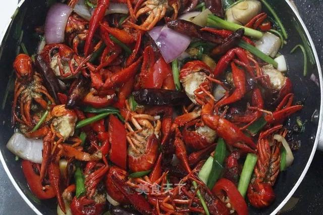 小龙虾怎么做好吃又简单，又简单又好吃的小龙虾做法（虾肉嫩滑麻辣入味）