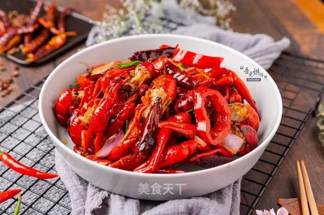 小龙虾怎么做好吃又简单，又简单又好吃的小龙虾做法（虾肉嫩滑麻辣入味）