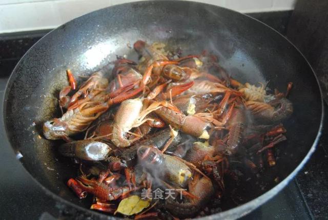 小龙虾怎么做好吃又简单，又简单又好吃的小龙虾做法（虾肉嫩滑麻辣入味）
