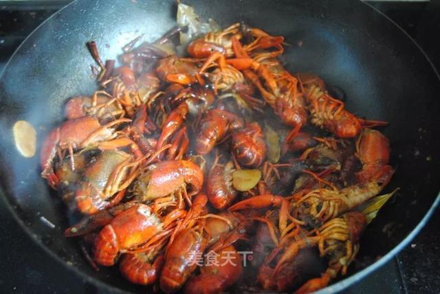小龙虾怎么做好吃又简单，又简单又好吃的小龙虾做法（虾肉嫩滑麻辣入味）