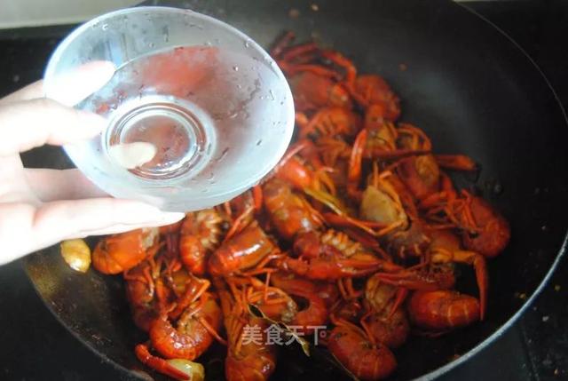 小龙虾怎么做好吃又简单，又简单又好吃的小龙虾做法（虾肉嫩滑麻辣入味）