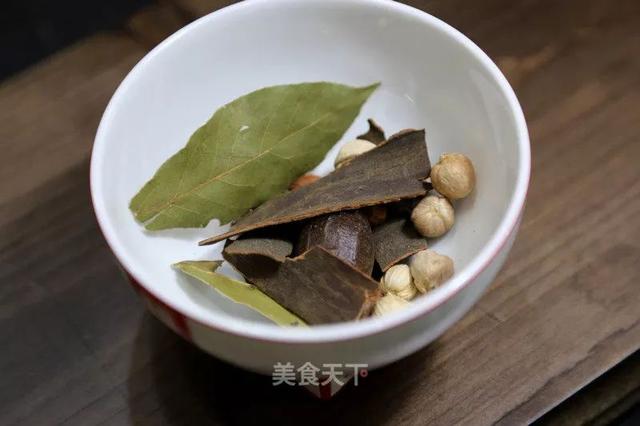 小龙虾怎么做好吃又简单，又简单又好吃的小龙虾做法（虾肉嫩滑麻辣入味）
