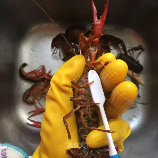 小龙虾怎么做好吃又简单，又简单又好吃的小龙虾做法（虾肉嫩滑麻辣入味）