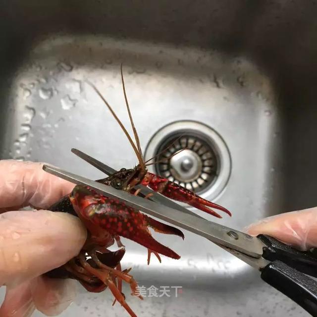 小龙虾怎么做好吃又简单，又简单又好吃的小龙虾做法（虾肉嫩滑麻辣入味）