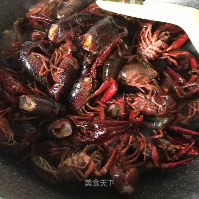 小龙虾怎么做好吃又简单，又简单又好吃的小龙虾做法（虾肉嫩滑麻辣入味）