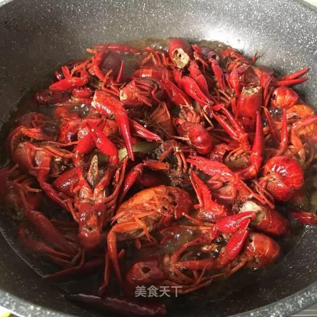 小龙虾怎么做好吃又简单，又简单又好吃的小龙虾做法（虾肉嫩滑麻辣入味）