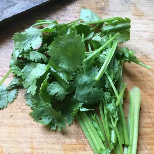 小龙虾怎么做好吃又简单，又简单又好吃的小龙虾做法（虾肉嫩滑麻辣入味）