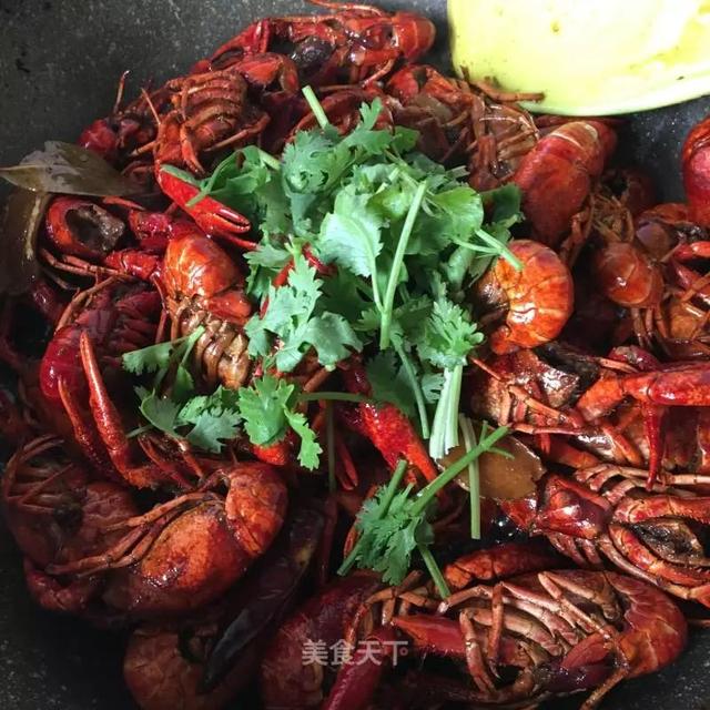 小龙虾怎么做好吃又简单，又简单又好吃的小龙虾做法（虾肉嫩滑麻辣入味）