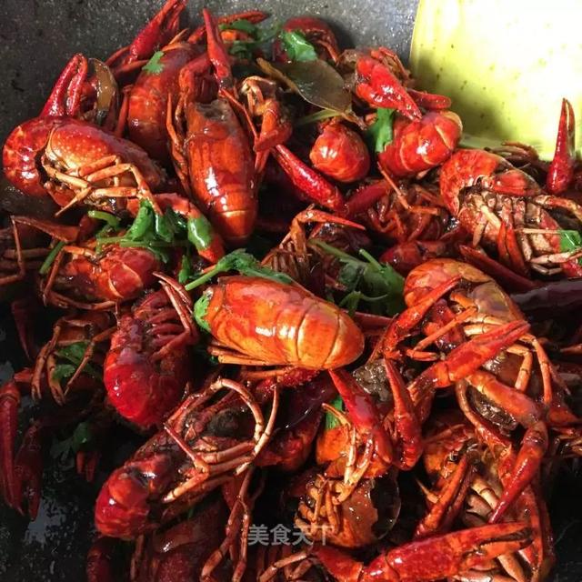 小龙虾怎么做好吃又简单，又简单又好吃的小龙虾做法（虾肉嫩滑麻辣入味）