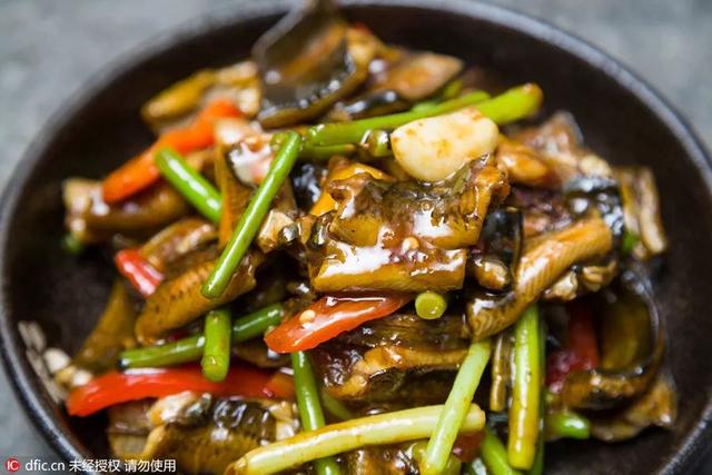 传统美食味浓情更浓用英语怎么说，中华传统美食中英互译