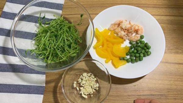 豆苗怎么做好吃，豆苗怎么做才好吃（吃了这么多年的豆苗）