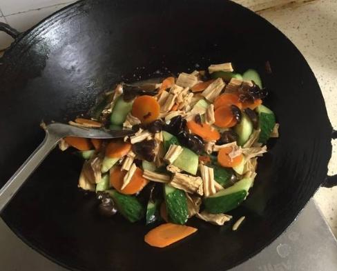 腐竹和什么炒好吃，腐竹跟什么炒比较好吃