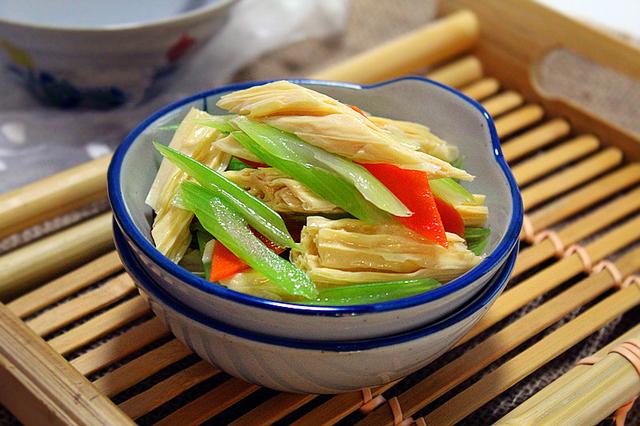 腐竹和什么炒好吃，腐竹跟什么炒比较好吃