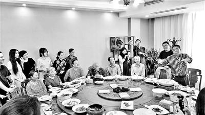 汪曾祺散文好段赏析，平淡中的诗意——汪曾祺散文语言赏析